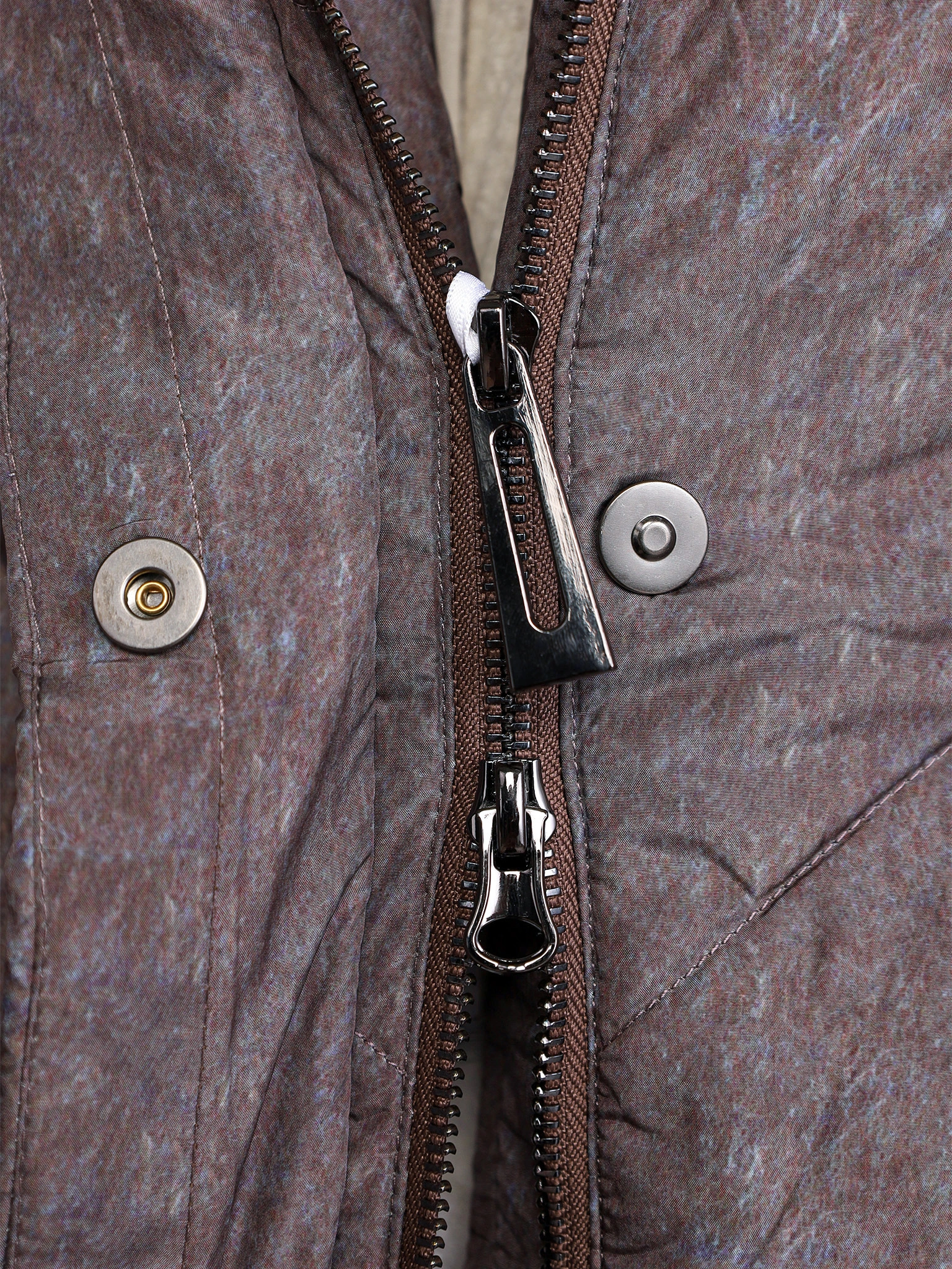 Пуховик коричневого цвета с двойным капюшоном